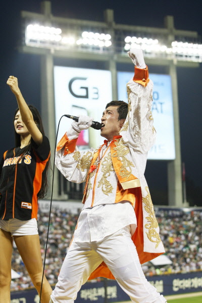 조지훈 응원단장의 열정적인 응원모습